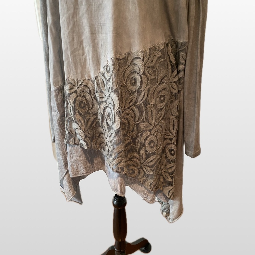 Forgotten Grace Tunic. XXL (1X) - Picture 2 of 11